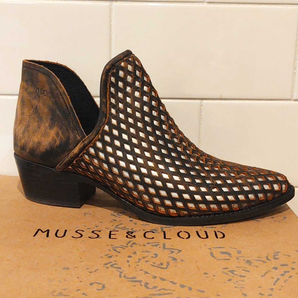 Spectacular genuine leather booties!
